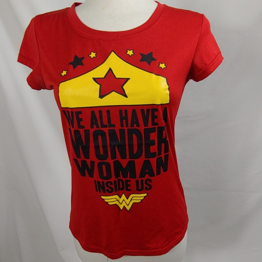 DC Comics Wonder Woman short sleeves tee shirt sz M red yellow